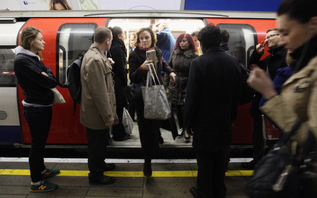 混雑するロンドン地下鉄。2015年から一部路線で週末の終夜運転が行われる
