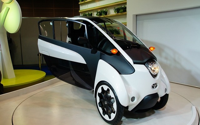 西ホール「SMART MOBILITY CITY2013」のトヨタブースにこっそりと展示されているi-ROADのバージョンアップモデル。