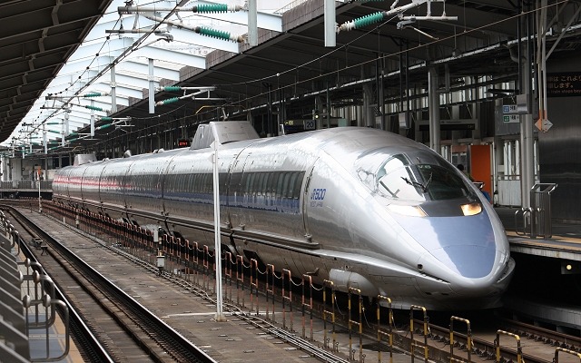 新大阪駅で発車を待つ500系『こだま』。12月19日以降は4列席を現在の6号車から4～6号車に拡充する。