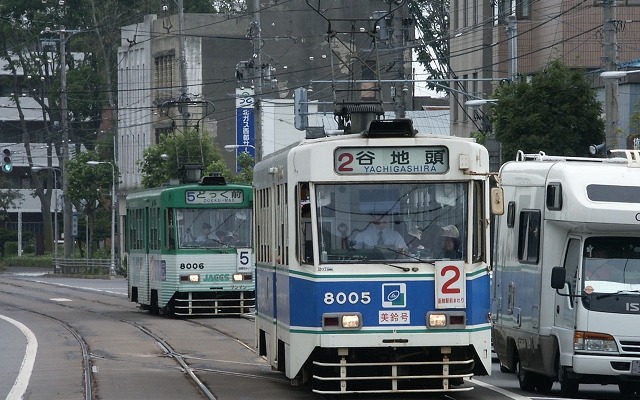 函館市内で運行されている函館市電。12月の週末を中心に深夜の増発が行われる。