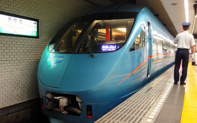 東京メトロが終夜運転計画を発表。千代田線では小田急線片瀬江ノ島直通の「メトロニューイヤー号」を運転する。写真は千代田線に乗り入れの小田急ロマンスカー・MSE
