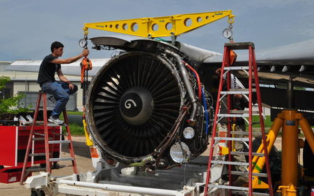 リサイクルの為に取り外された航空機のエンジン構成部品