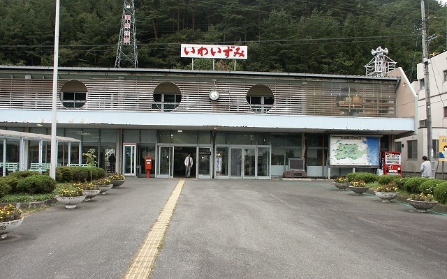 土砂災害で運休が続く岩泉線の終点・岩泉駅（2006年9月）。2014年中の廃止が正式に決まった。