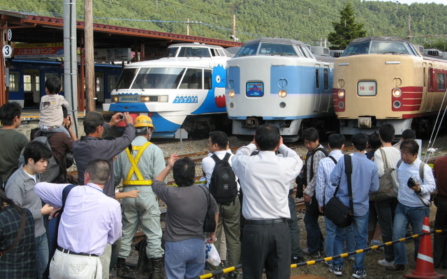 富士急は11月30日に「富士急電車まつり2013」を実施する。写真は河口湖駅で実施される車両撮影会のイメージ。