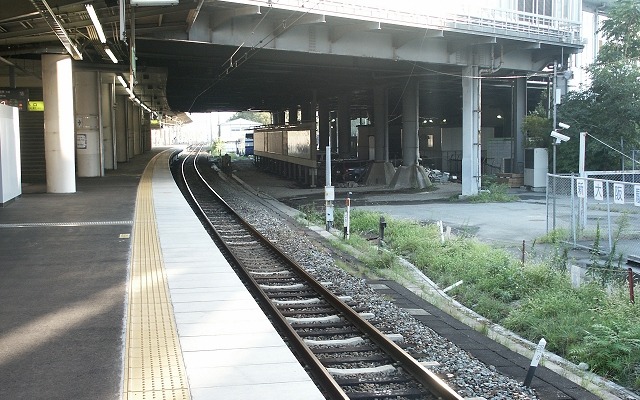 新大阪駅の旧17・18番線ホーム（左）と、ホーム増設用のスペース（右）。現在は増設用スペースに17・18番線ホームが設置されている。12月8日からは旧17・18番線ホームが新しい15・16番線ホームになる。