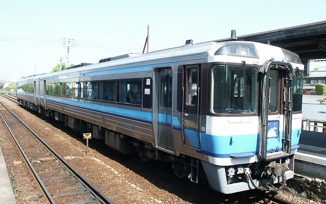 徳島線で運転されている特急『剣山』。「徳島・香川週末フリーきっぷ」で利用できる。