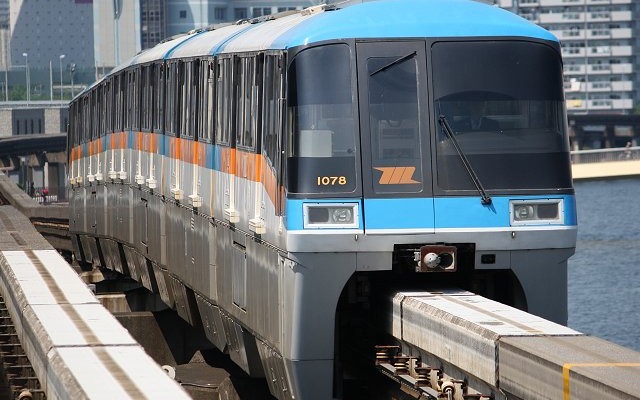 東京モノレールは2014年元旦に「初日の出号」を運転。写真は1000系電車