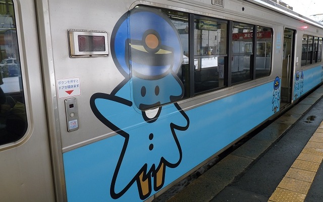 青い森鉄道のキャラクター・モーリーが描かれた青い森鉄道の車両。12月2日から朝ラッシュ時に増発する。