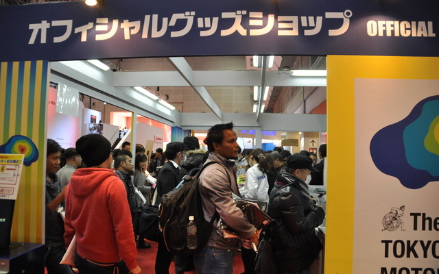 オフィシャルグッズショップは常に人であふれる