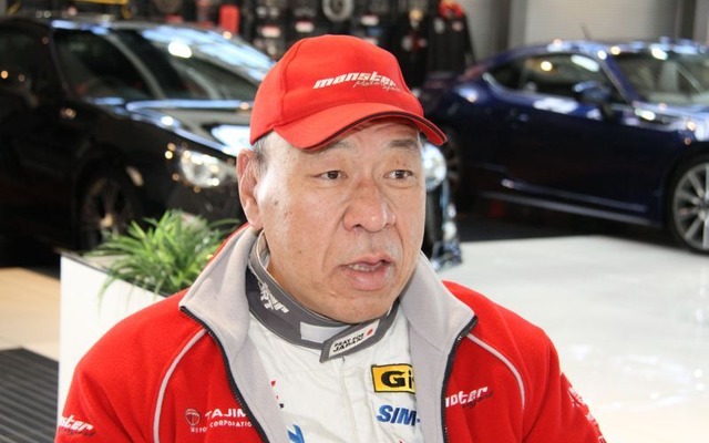 TMC会長、SIM-Drive社長、APEV代表幹事 田嶋氏　デモ走行のためレーシングスーツでのインタビュー