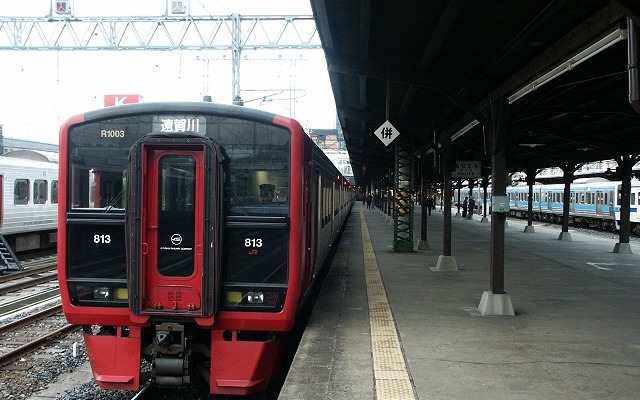 門司港駅で発車を待つ普通列車。「初乗り！お年玉乗り放題きっぷ」ではJR九州の普通列車が1日乗り放題になる。