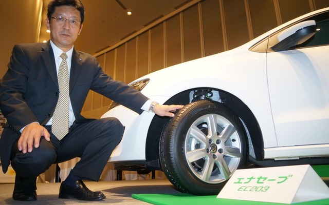 住友ゴム工業は低燃費性能に加えて長持ち性能を向上させたダンロップ『エナセーブ EC203』を発表（写真：住友ゴム工業タイヤ技術本部長の西実氏）