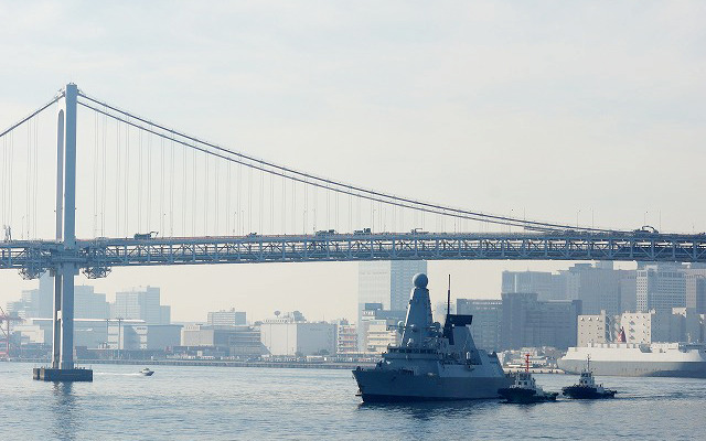 HMSデアリング、レインボーブリッジ下を通り抜けて東京港へ。