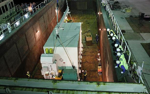 種子島の島間港での水上げ