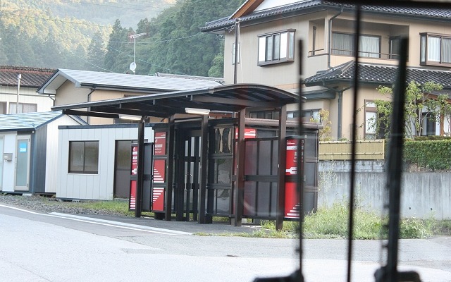 大船渡線BRTの一般道区間に設置された高田病院駅。冬季のルート変更に伴い一時的に移設される。