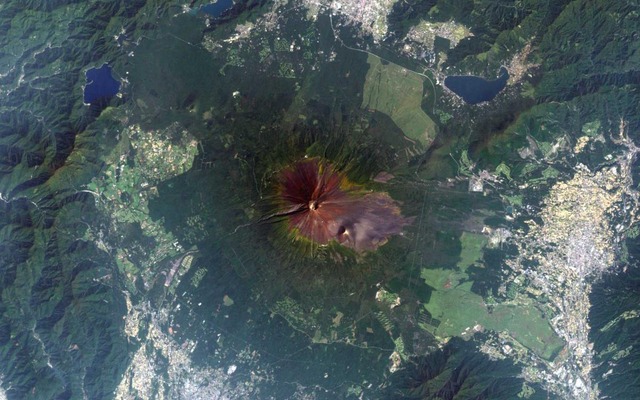 LANDSAT7が撮影した日本・富士山上空の画像