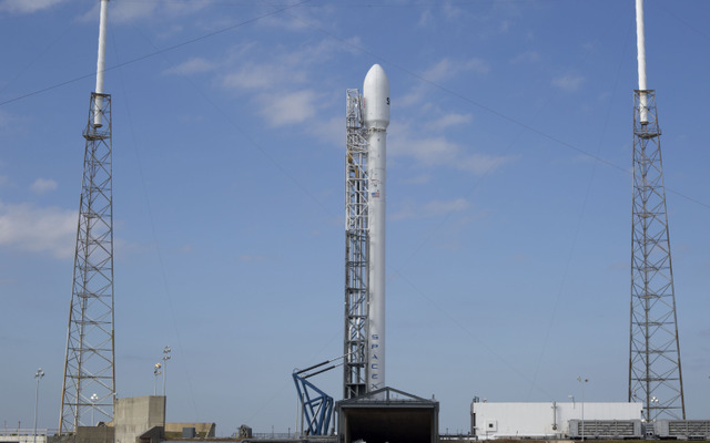 SES-8打ち上げ前のFalcon9改良型ロケット