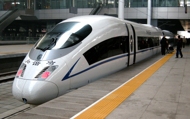 中国・天津～秦皇島間の高速鉄道が12月1日に開業。写真は天津駅に停車中の北京～天津間高速鉄道の車両