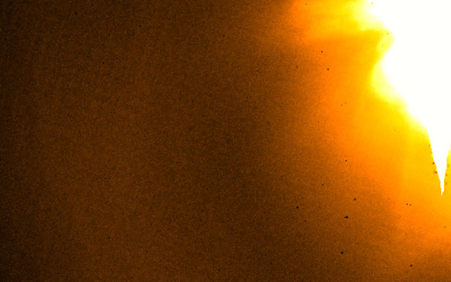 太陽観測衛星「ひので」が2013年11月29日3時45分頃に撮影した画像。右側に低層コロナが写っている。画像内の黒い点はCCDの感度むらによるもの。
