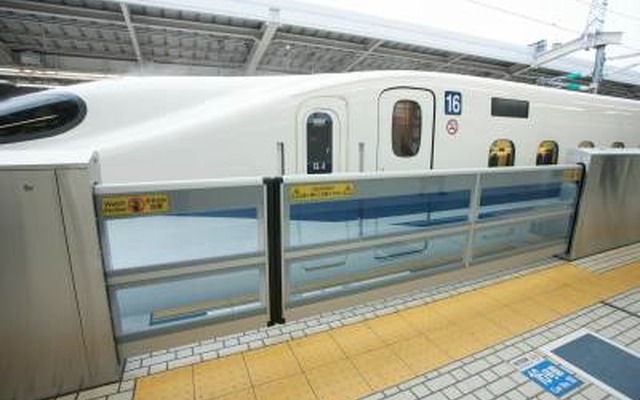 JR東海は『のぞみ』停車駅を対象に可動柵の設置を進めている。写真は新大阪駅27番線の可動柵。