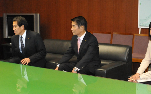 太田国交相に要望を申し入れた自民党オートバイ議連。左から太田明宏国交相、逢沢一郎会長、今村雅弘幹事長、三原じゅん子事務局長、宮沢ひろゆき事務局次長（12月4日・国交省）