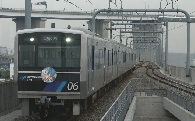 金城ふ頭駅に入線するあおなみ線の列車。名古屋臨海高速鉄道はあおなみ線での来場を呼びかけている。