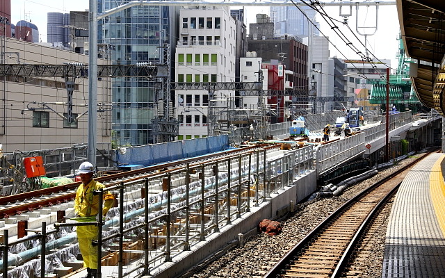 秋葉原駅のホームから東京駅方面に伸びる東北縦貫線の高架橋。この先で東北新幹線の高架上に進入し、神田駅付近は新幹線と縦貫線の二重高架となる。