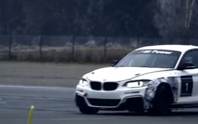 BMW M235iレーシングのテスト走行映像