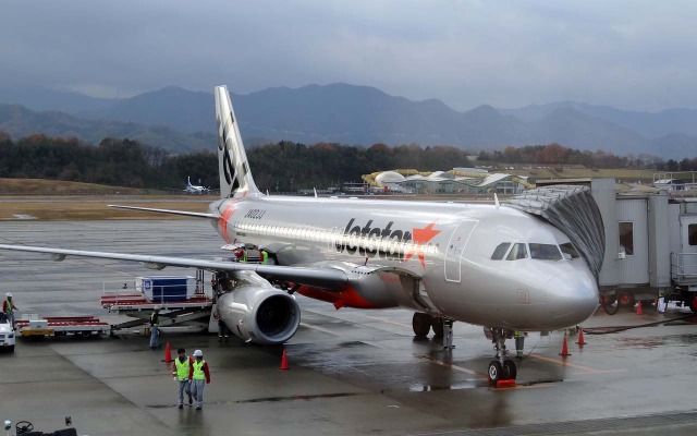 高松空港に到着した成田からの初便GK411便A320-200