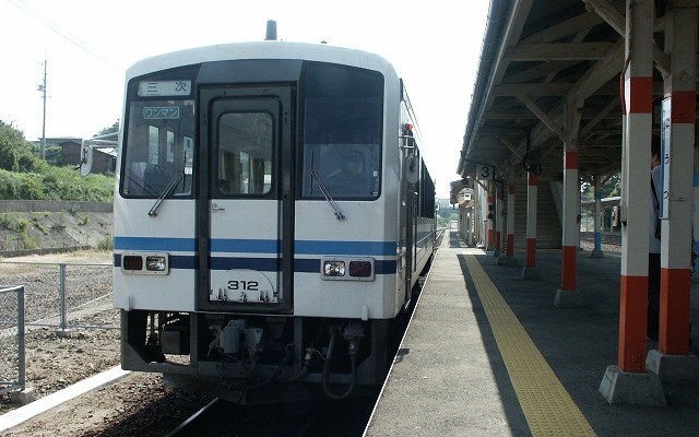 江津駅で発車を待つ三江線の三次行き普通列車。2014年7月中に全線の運転を再開する見込みとなった。