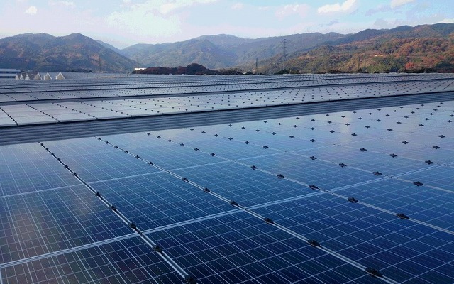 佐賀工場屋上に設置した太陽光発電パネル