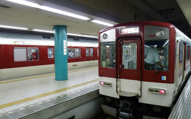 近鉄奈良駅に停車中の電車。関西大手5社はICカードによる1円単位運賃を導入せず、10円単位で値上げする。