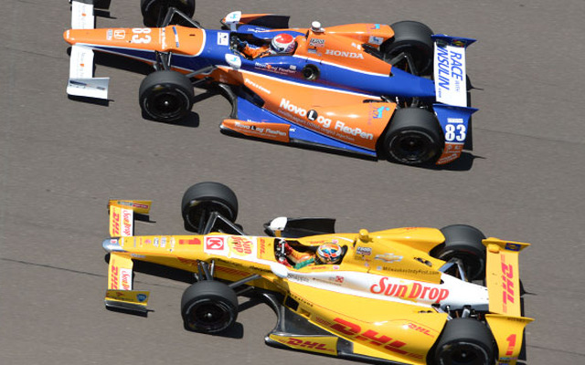 2015年にエアロキットを製造するシボレーとホンダ
