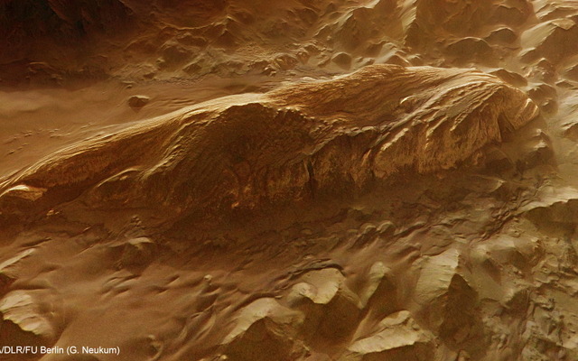 火星 横たわる化石のような硫酸塩の山 欧州火星探査機が撮影