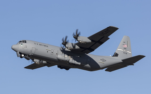 リトル・ロック空軍基地の第61空輸飛行中隊に空輸されるC-130Jスーパーヘラクレス