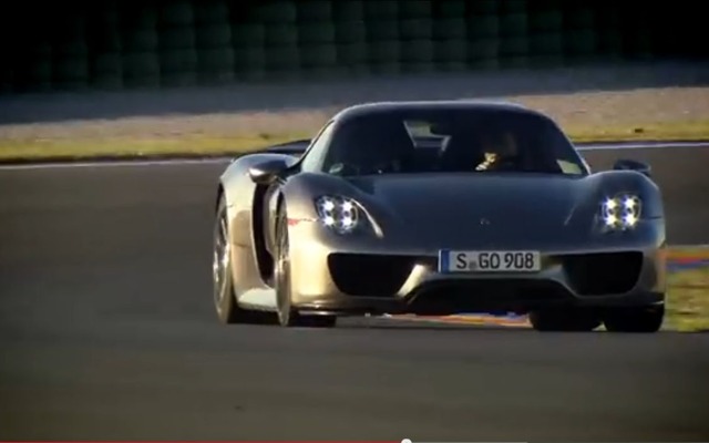 スペインのバレンシア・サーキットを走行するポルシェ918スパイダー