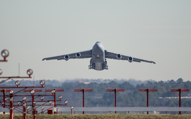 米空軍基地に空輸されるC-5Mスーパーギャラクシー