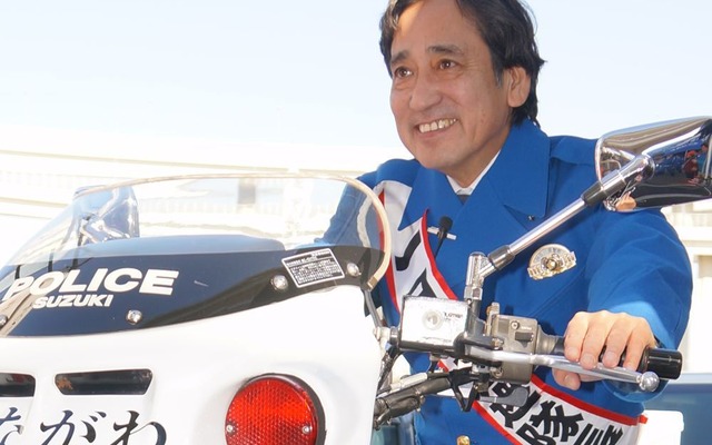 タレントのルー大柴さんが神奈川県警察高速道路交通警察隊の一日隊長に就任、交通安全を呼びかけた