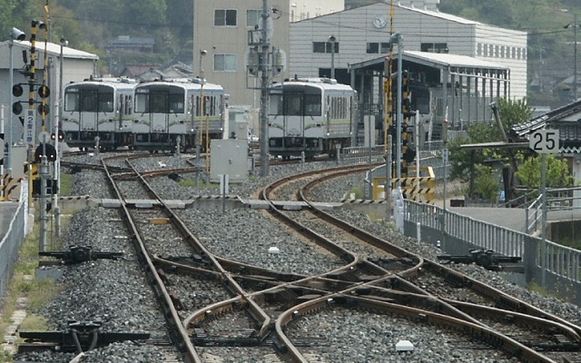 早雲の里荏原駅のホームから車両基地の井原コントロールセンターを望む。2014年1月11日に開業15周年を迎える。