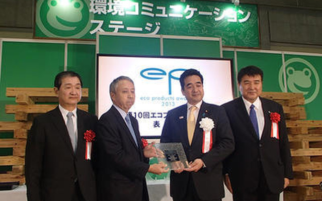 写真左からMTI五十嵐誠社長、日本郵船田中康夫常務経営委員、坂井学国土交通大臣政務官、 大島造船所岩下達郎取締役設計部長