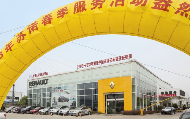 中国上海市内のルノー販売店