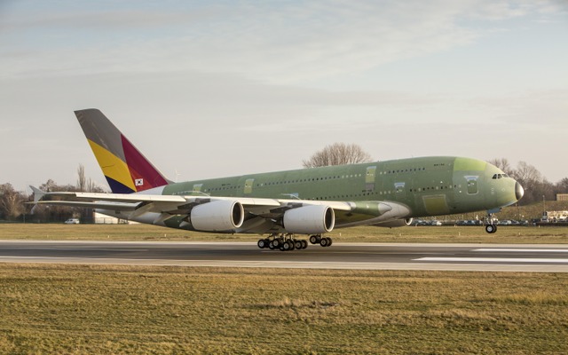最初の飛行に成功したアシアナ航空のA380航空機