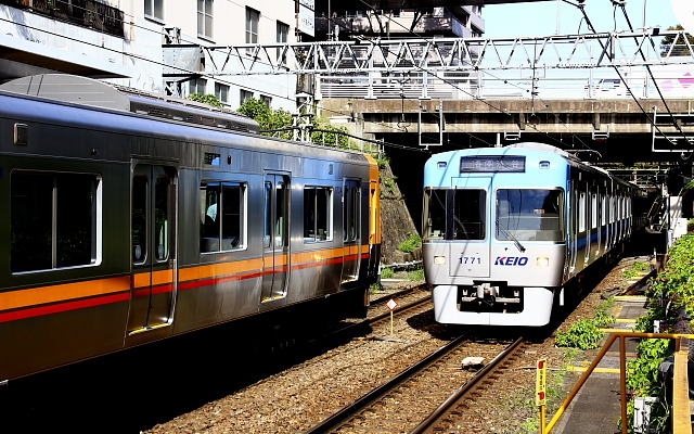 京王電鉄井の頭線の電車。同線の久我山駅では12月18日から列車接近メロディに列車接近メロディーに童謡「おはなしゆびさん」と「山のワルツ」を導入する