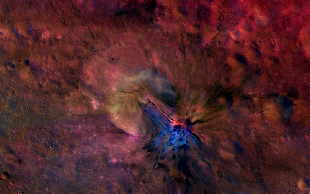 ドーン探査機が明らかにした小惑星ベスタ、アエリアクレーターのカラー画像