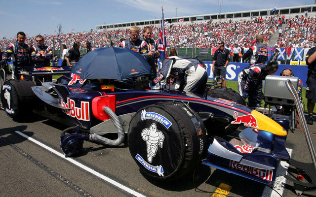 レッドブル、2012年までF1継続