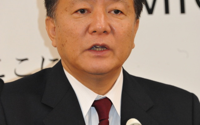 「四輪の方は新車のみ、二輪は新車を問わず」と答える新藤義孝総務相（17日・総務省）
