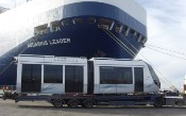 ドバイに到着した仏アルストム製の路面電車「シタディス」