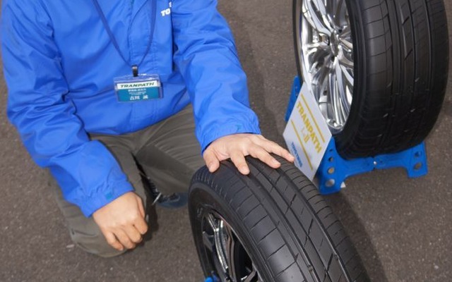 東洋ゴム工業は「トランパスシリーズ」の新商品を発表（写真：開発を担当した東洋ゴム工業の古川誠氏）