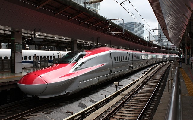 秋田新幹線のE6系。来年3月ダイヤ改正から320km/h運転を実施し、愛称も「こまち」に統一される