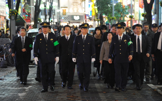 一斉警戒で巡視する警視庁・西村康彦警視総監（20日・新宿区歌舞伎町）
